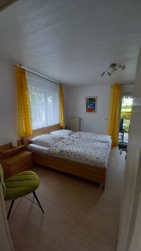 Schlafzimmer mit Doppelbett und Zugang zur Terrasse