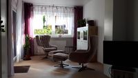Wohnzimmer mit gem&uuml;tlichen Relax-Sesseln